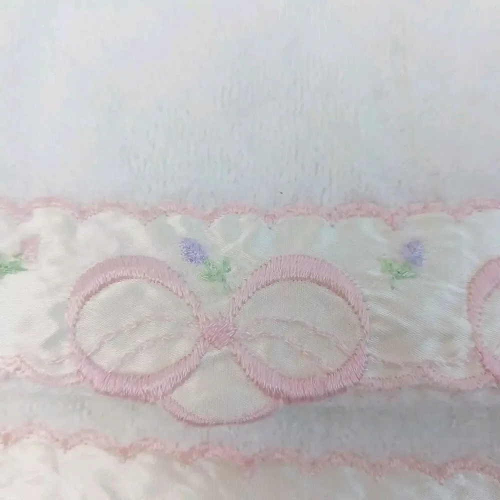 Vintage Avanti Look Towel Set White floral bow Satin Ribbon Scalloped Trim 1978
